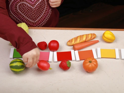 juguetes de colores y formas montessori